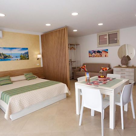 Theos Holidays Apartments Giardini Naxos Exteriör bild